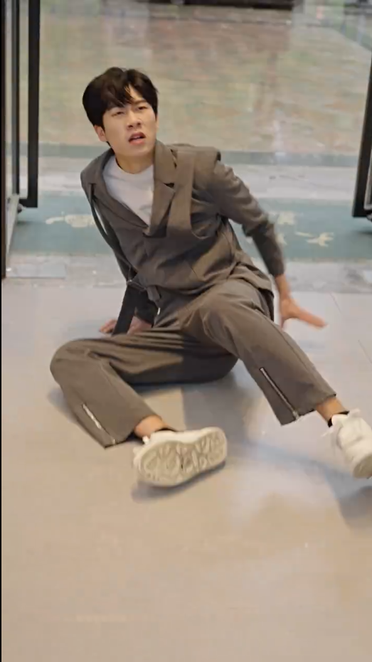 不装了,姑爷摊牌了